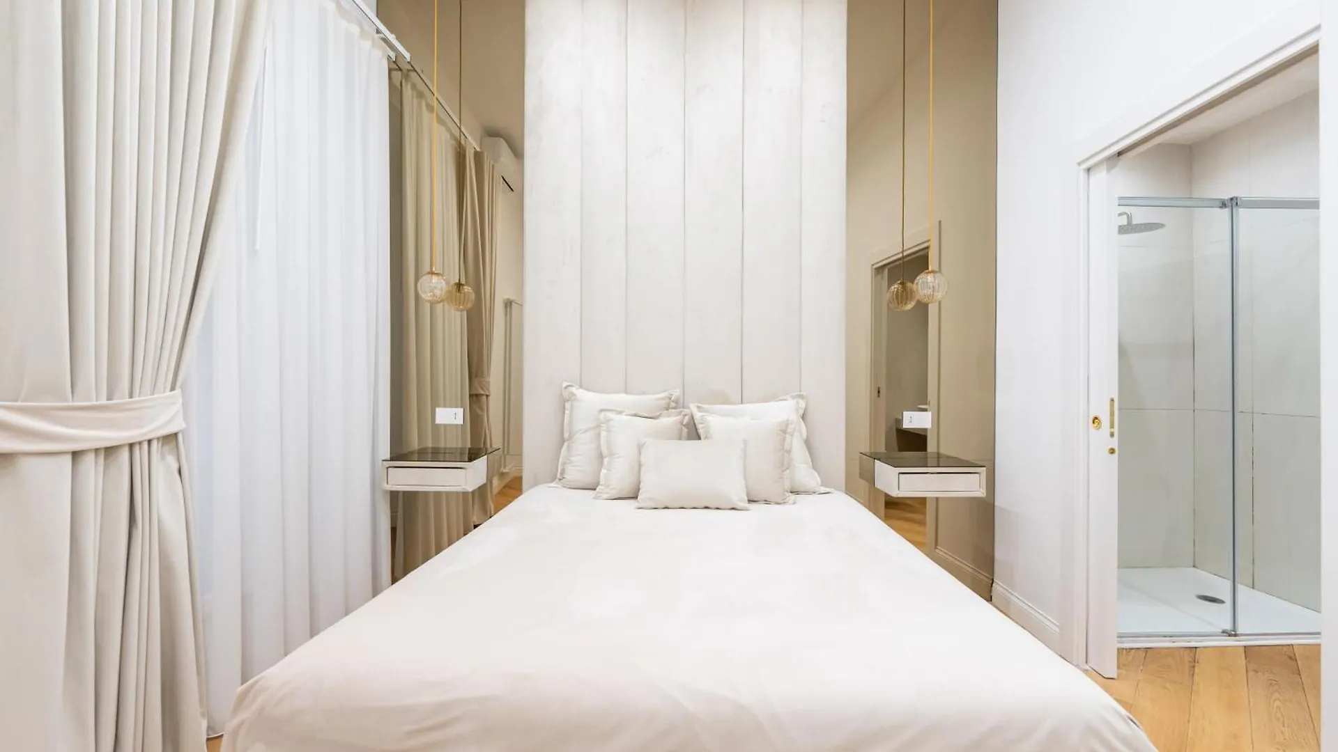 Aristocrat Chiaia Bridge Apartment Naples
